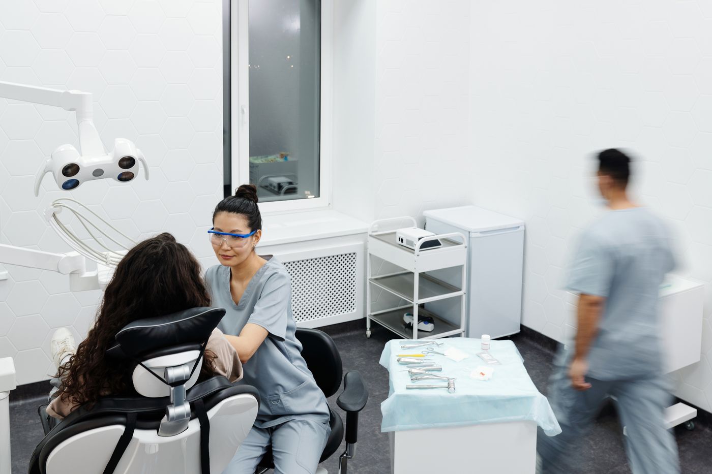 Лікарка Denta+ з пацієнткою